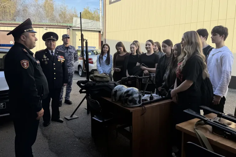 Школьникам Нальчика показали экипировку и работу вневедомственной охраны